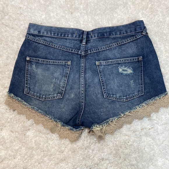 💙Free People Distressed Crochet Lace Trim Denim Short - Picture 6 of 9